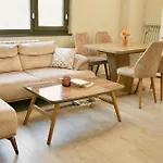 Daire 2br Centralside Retreat With Free Private Parking