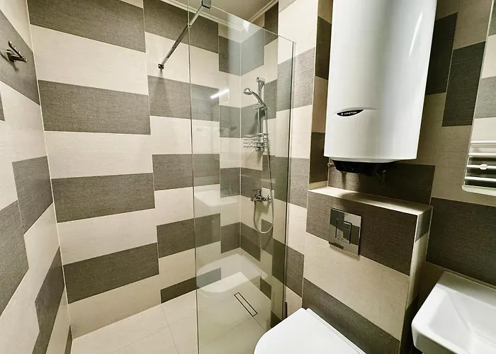 Centralside Retreat With Free Parking Spot *